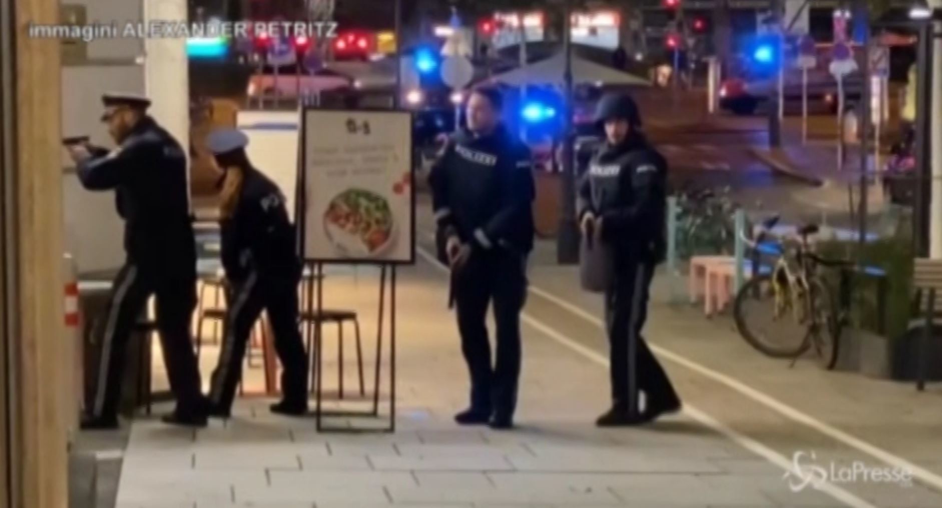 Attacco a Vienna: le immagini della sparatoria