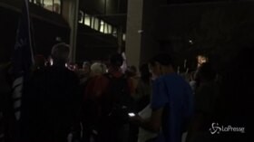 Arizona, manifestanti pro Trump fuori dai seggi: “Noi amiamo Trump”