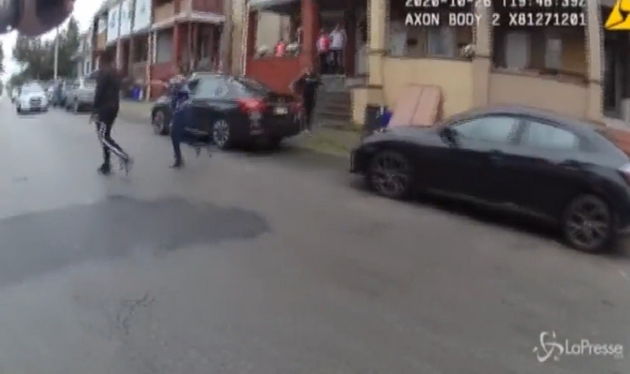 Morte di Walter Wallace, la polizia rilascia il video della ‘body camera’ indossata dagli agenti