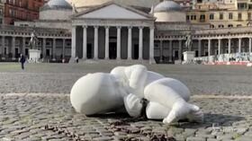 Look-down, ‘guardare in basso: a Napoli l’opera di Jago dedicata ai più fragili