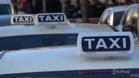 Tassisti da tutta Italia protestano a Roma: “O facciamo la spesa o paghiamo le tasse”