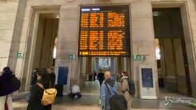 Milano, caos autocertificazioni in stazione Centrale: “Complicato tornare a casa”