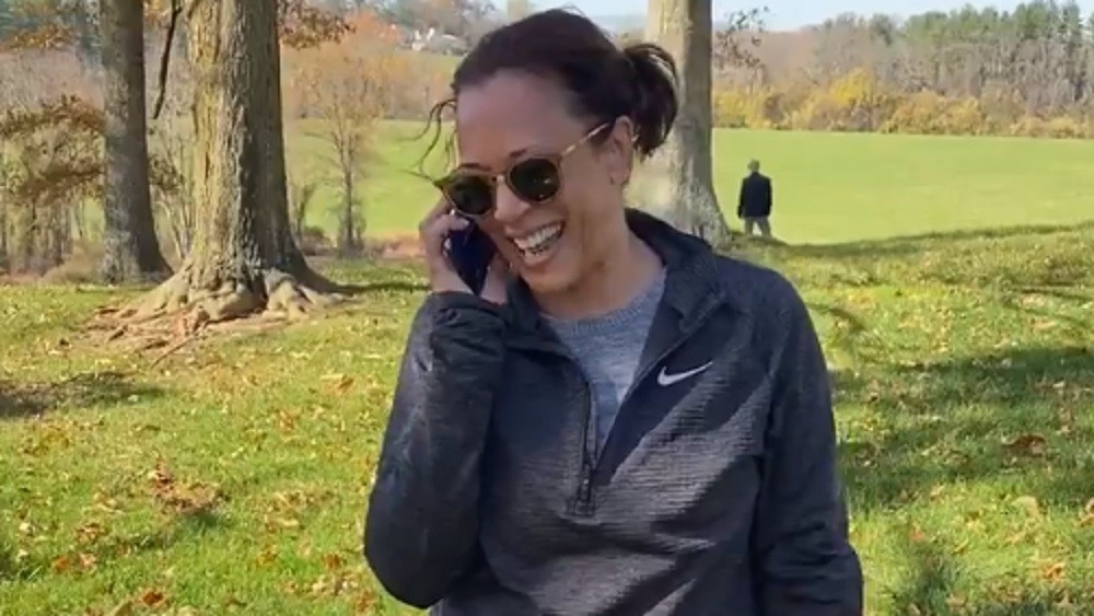 Biden presidente, la telefonata di Kamala Harris: “Ce l’abbiamo fatta Joe!”