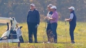 Trump gioca a golf mentre viene annunciata la vittoria di Biden