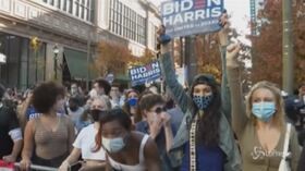 Filadelfia, manifestanti pro Biden e pro Trump in piazza