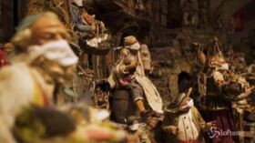 A Napoli spunta il presepe ai tempi del coronavirus, mascherine anche per le statuette