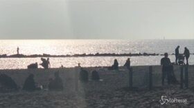 Chiusure e bel tempo, i romani in gita fuori porta al mare: sold-out il Lido di Ostia