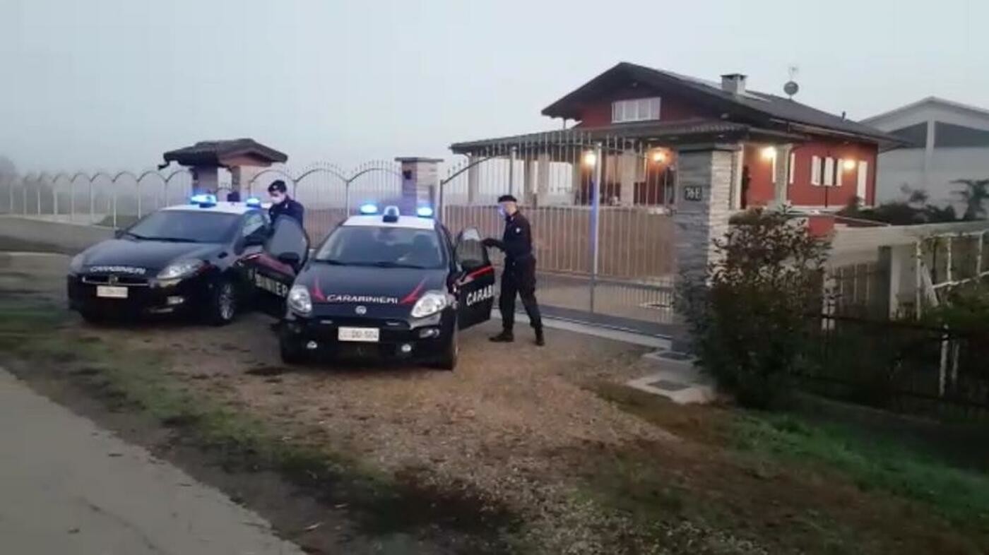 Tragedia nel torinese: uomo spara a moglie e figli e poi si uccide