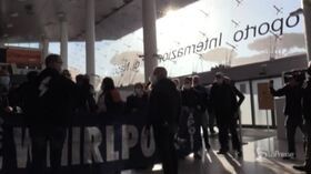 Whirlpool: la protesta arriva a Capodichino, operai invadono l’aeroporto