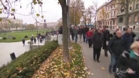 Zagabria, manifestanti in corteo: “La pandemia è una truffa”