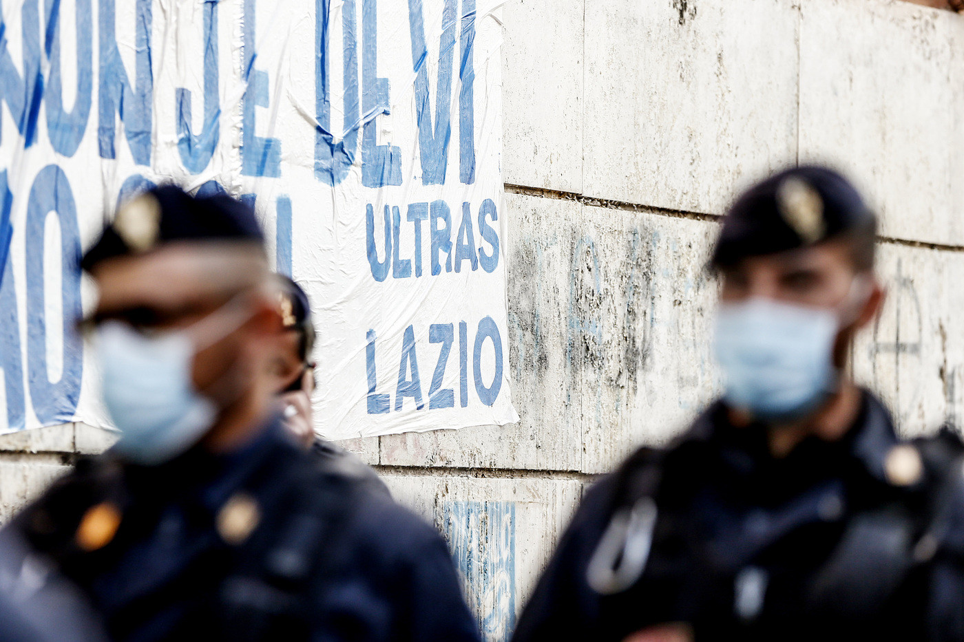 Roma, polizia sgombera sede ultras della Lazio