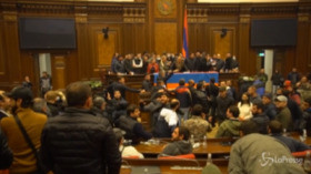 Tregua Nagorno-Karabakh: saccheggiata la sede del governo di Erevan