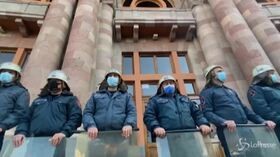 Nagorno-Karabakh: la polizia in antisommossa per fermare proteste a Erevan