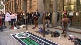 Madrid, personale ospedaliero si spoglia durante manifestazione: “Sistema sanitario denudato”