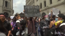 Perù, proteste nella capitale contro l’impeachment del presidente Vizcarra