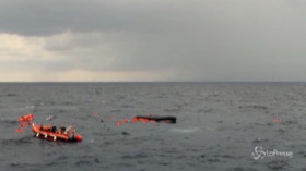 Migranti, Open Arms: 100 persone in mare, 5 vittime