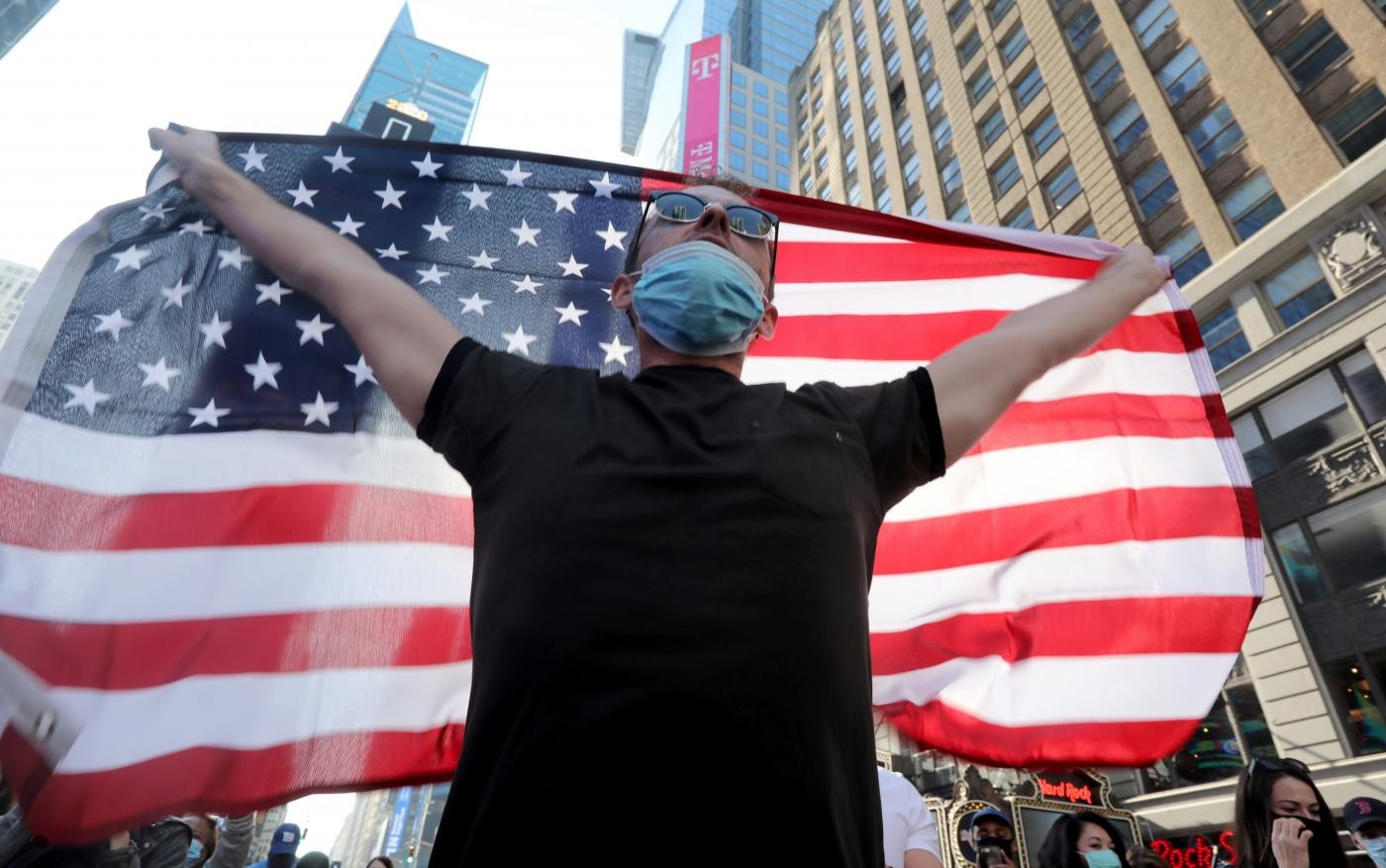 Coronavirus, giro di vite a New York: bar e ristoranti chiusi alle 22