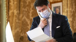 Conte: “Natale sobrio, no a veglioni e abbracci. Occorre buonsenso”