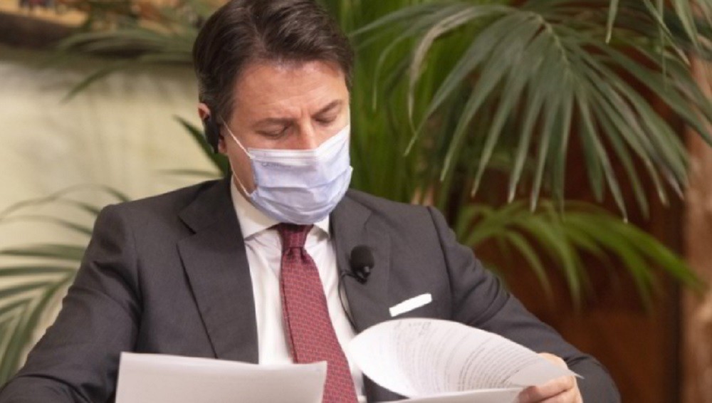 Conte difende Dpcm: “Funziona, no lockdown nazionale”. A Napoli arriva l’esercito