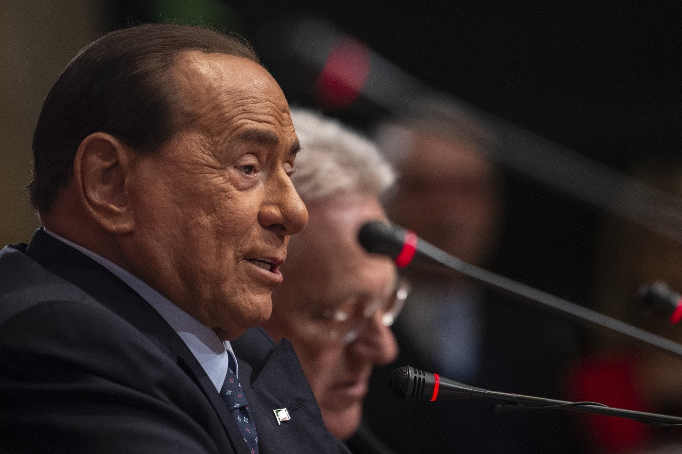 C.destra si spacca su Mediaset. Appello del Cav al governo: “Lavoriamo insieme”