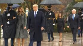 Giorno dei Veterani, Melania Trump a braccetto di un militare al Cimitero nazionale di Arlington