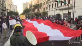 Perù, proteste a Lima contro l’impeachment del presidente Vizcarra