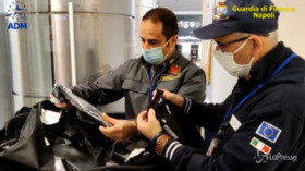 Napoli, sequestrati in aeroporto oltre 400 articoli di moda contraffatti