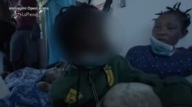 Open Arms, il piccolo Bangaly ha perso la mamma nel naufragio: “Papà non sa dove sia”