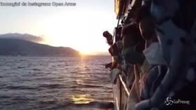 Migranti, Open Arms: Al via trasferimento su nave quarantena a Trapani
