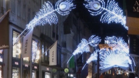 Londra, si accendono le luci di Natale ma i negozi sono chiusi