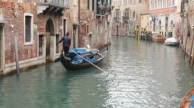 Venezia semideserta dopo l’ordinanza di Zaia: negozi chiusi e calli vuote
