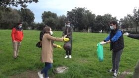 Roma: lista civica denuncia degrado nella capitale, attivisti puliscono spazi Villa Chigi