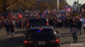 Usa 2020, corteo pro Trump a Washington: tycoon passa con la limousine a salutare fan