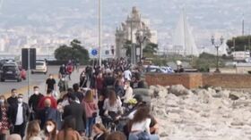 Ultime ore prima della zona rossa a Napoli, affollato il lungomare