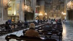 Lockdown a Napoli, pochi fedeli in chiesa per la messa di mezzogiorno