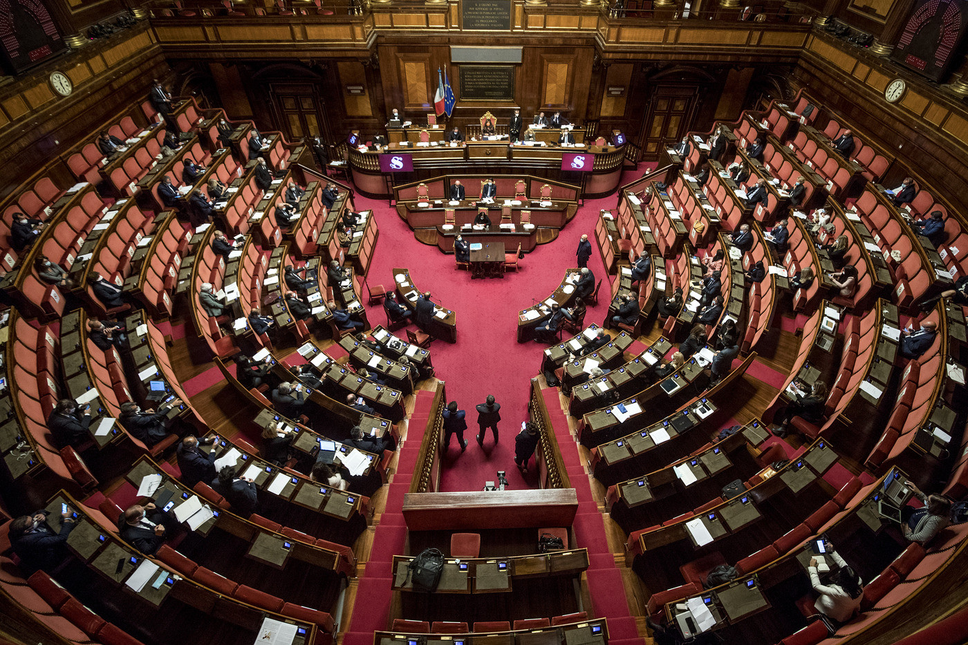 Manovra, sgravi anche per chi assume donne e 400 mln per il vaccino. Cdm domani