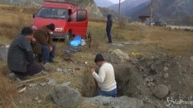 Nagorno Karabakh, armeni portano via le bare dei familiari