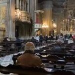 Lockdown a Napoli, pochi fedeli in chiesa per la messa di mezzogiorno