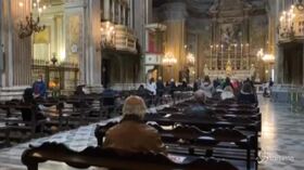 Lockdown a Napoli, pochi fedeli in chiesa per la messa di mezzogiorno