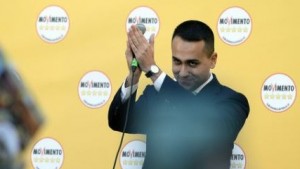 Nasce nuovo M5S: resta tetto 2 mandati ma sì alleanze. Dibba: “Genuflessi a padroni”