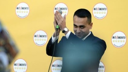 Nasce nuovo M5S: resta tetto 2 mandati ma sì alleanze. Dibba: “Genuflessi a padroni”