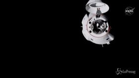 Spazio, la capsula Crew Dragon si aggancia alla Iss