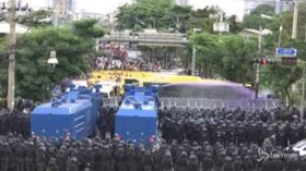Thailandia: proteste davanti al Parlamento, polizia usa idranti contro manifestanti