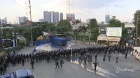 Thailandia: scontri tra polizia, manifestanti pro-democrazia e filo-governativi