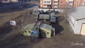 Coronavirus, in Russia medici militari aiutano a montare un ospedale da campo