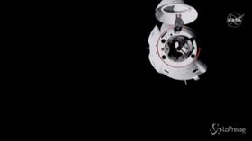 Spazio, la capsula Crew Dragon si aggancia alla Iss