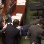 Hong Kong, arrestato ex membro dell’opposizione: le immagini delle sue proteste in assemblea