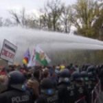 Coronavirus, Berlino: nuove proteste contro restrizioni, la polizia usa i cannoni ad acqua