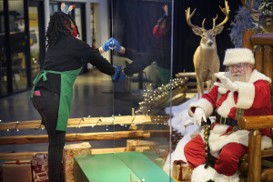 Babbo Natale al tempo del coronavirus al Bass Pro Shops in Connecticut