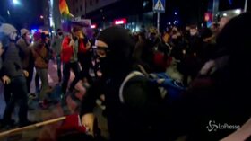 Varsavia, scontri a manifestazione pro aborto: sindaco attacca la polizia che usa gas lacrimogeni